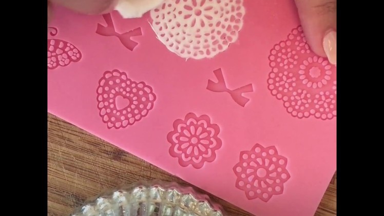Cake Poppin Tutorials: Creating Lace using Fondant