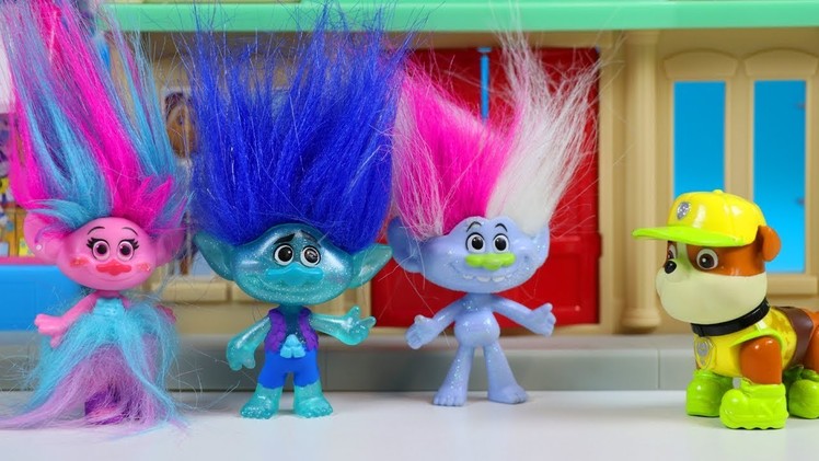 TROLLS Movie Characters Go Caroling for Christmas!