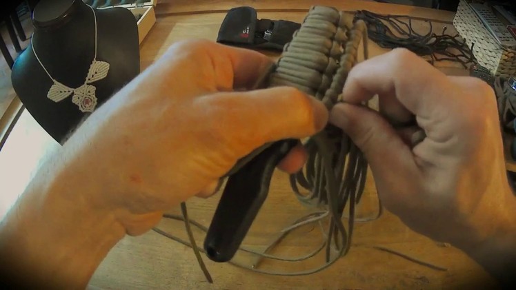 Comment faire un holster de poignet pour un couteau (paracorde). How to make a holster for a Knife
