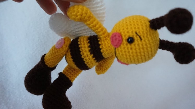 Bumble bee crochet. amigurumi bee