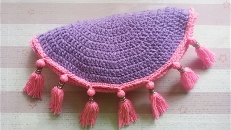 How to Crochet the Semi-Rounded Make-up Bag with Tassels
