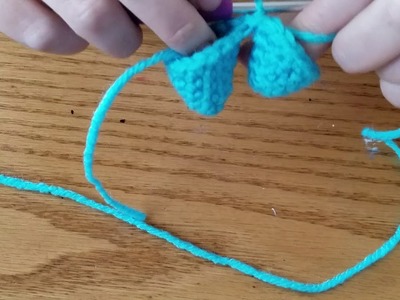 Crochet tutorial llama feet, cleft hooves, joining two toes on a foot
