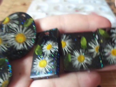 How to make DIY epoxy resin pendant with flowers and leaves and black glittering background
