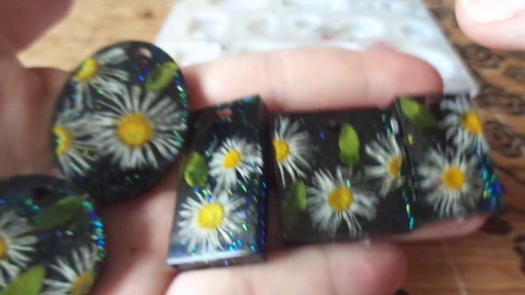 How to make DIY epoxy resin pendant with flowers and leaves and black glittering background