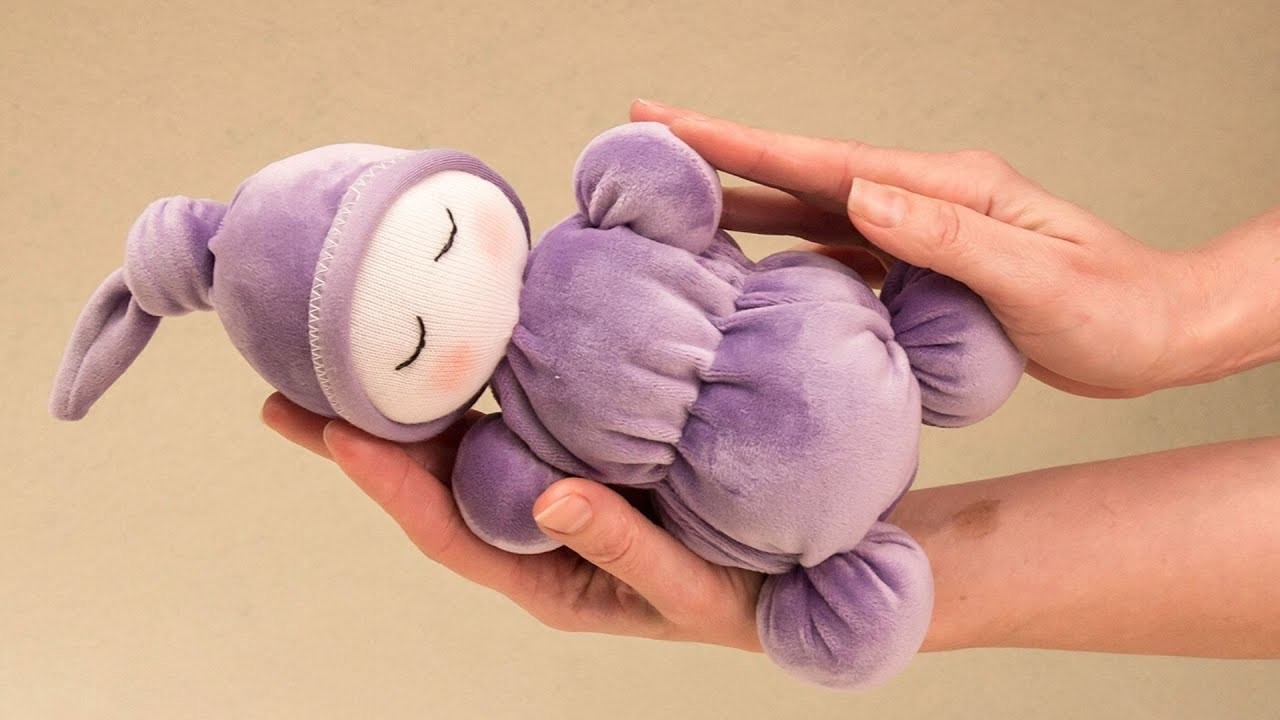 Do it yourself a simple and soft doll without a pattern - doll from socks and fabric!