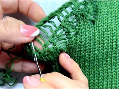 ????The Knitted Sweater is Torn at the Edge, Just Need a Crochet Hook to Repair it Perfectly