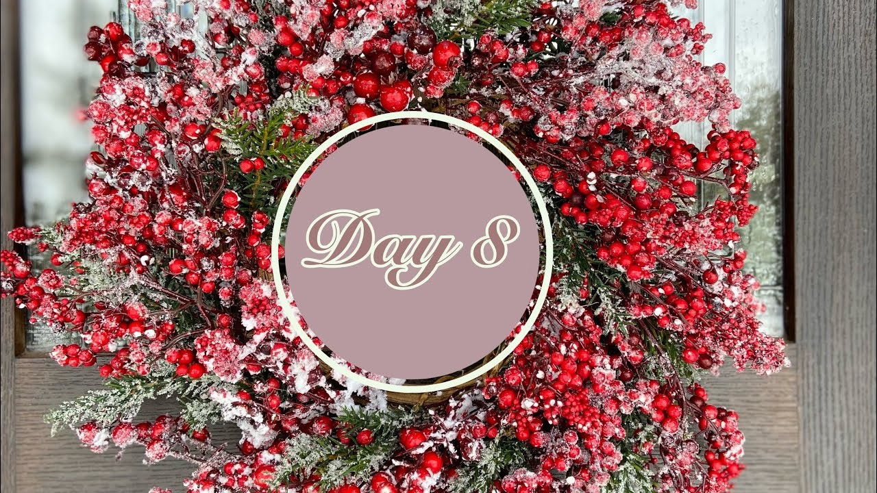 Vlogmas 2022 Day 8- early morning yoga, a lovely walk through town and a Christmas dance party.