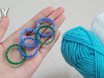 So Beautiful ! Superb snowflake making idea with bottle cap ring, yarn. DIY recycling decorations