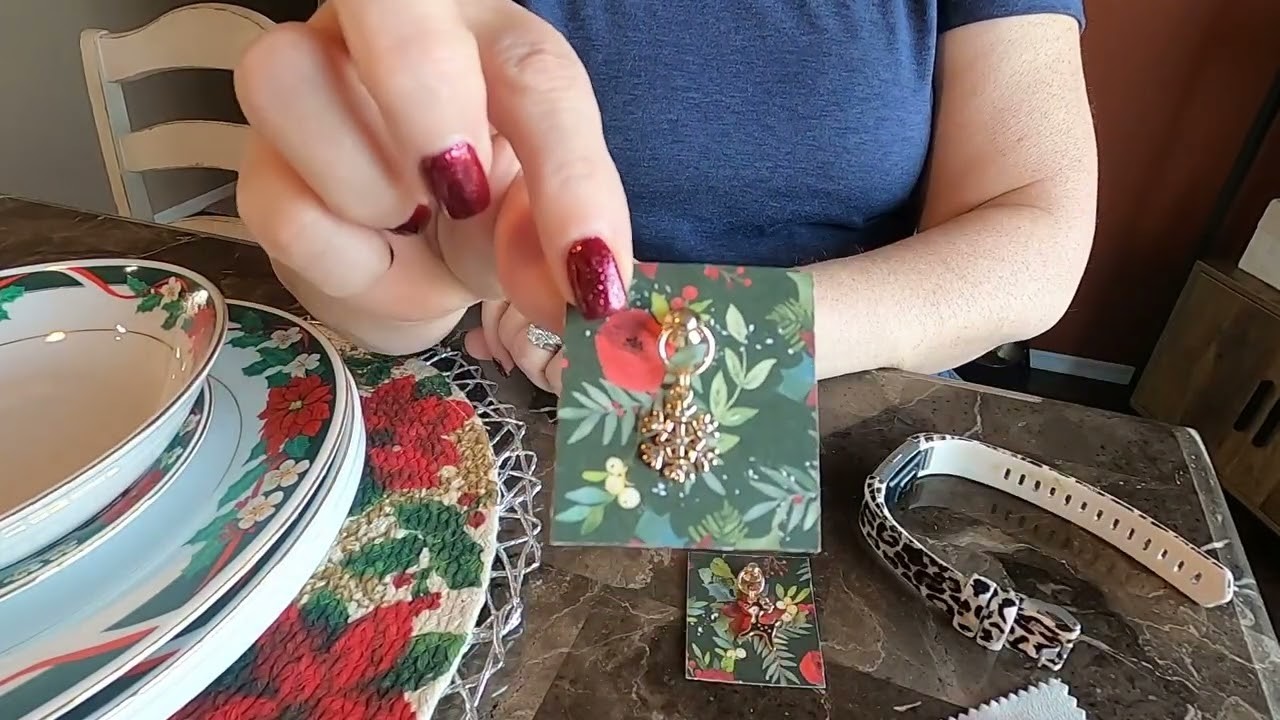 VLOGMAS DAY 7. HANG OUT WITH ME. FITBIT CMAS CHARMS???