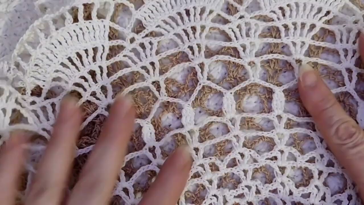 Coffe color round crochet mat third part. Tapete de crochet café 3era parte