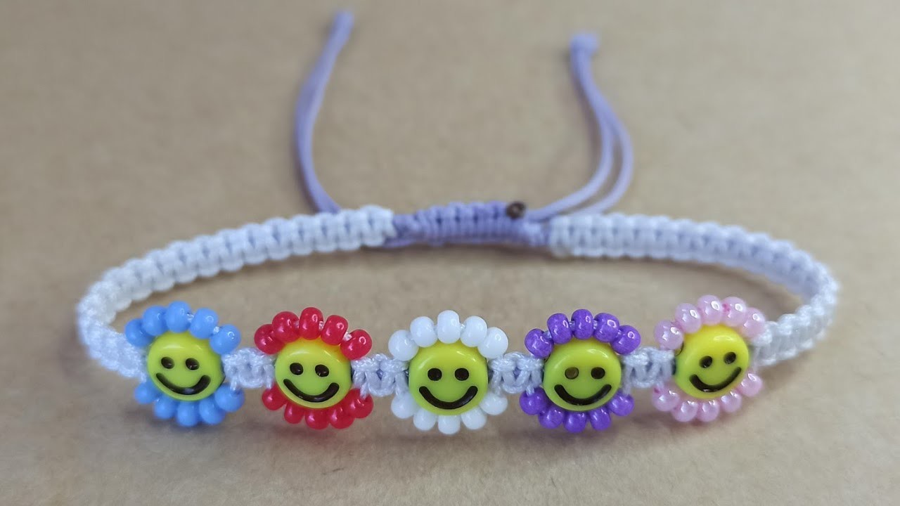 Pulsera de flores con carita feliz, en hilo chino. flower bracelet with happy face
