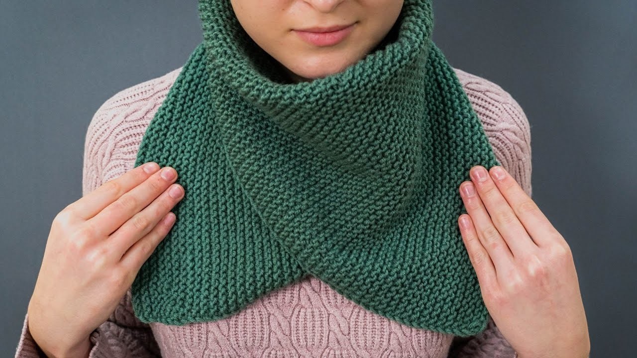 Easy and unusual snood out of a triangle with knitting needles!