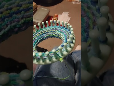 Knitting tutorial: how I knit ???? scarves and hats on a circular loom.