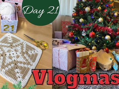 VLOGMAS Day 21 - Crochet Society Advent Calendar Day 21 Square | Wrapping Gifts | HOOKED ON YARN