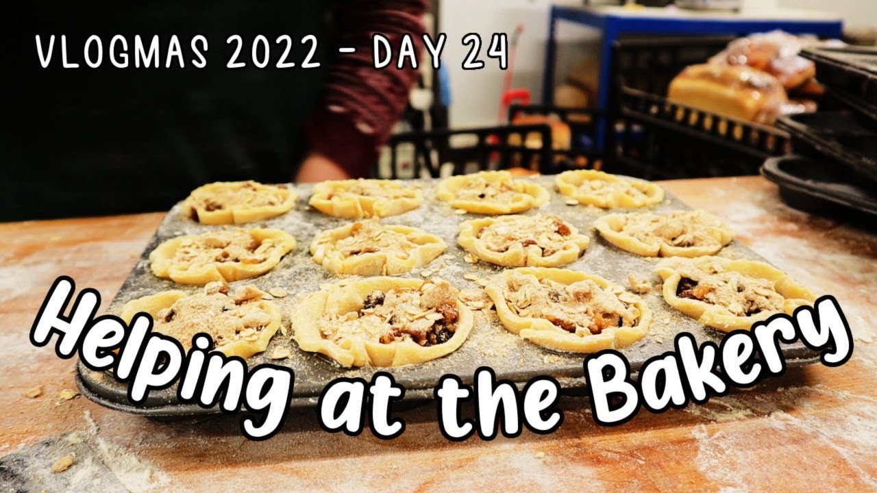 Day 24 - Helping at the Bakery ???? ¦ The Corner of Craft Vlogmas 2022
