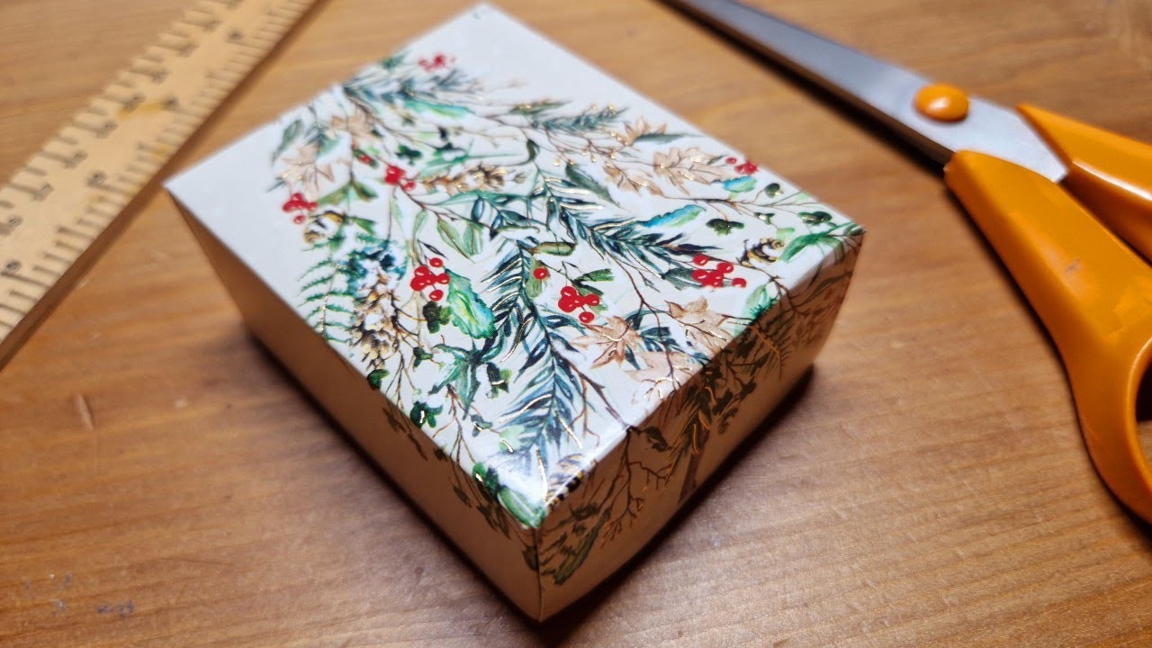 How to make a gift box from recycled Christmas cards. Easy to follow!
