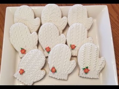 How to make the perfect flooding royal icing & flooding your cookies   Part 1 Sugar Cookie Mittens