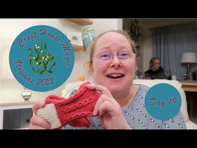 Vlogmas day 19 2022: Craft projects from the Book Shelf and a crazy kind of day!
