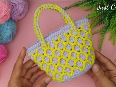 AMAZING! Never seen such a beautiful crochet bag! It's a very easy and very pretty Crochet.