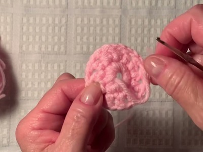 How to Crochet a Large 13 cm Daisy Flower as Decoration for a Baby Blanket.Easy for beginners