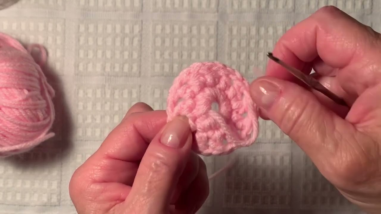 How to Crochet a Large 13 cm Daisy Flower as Decoration for a Baby Blanket.Easy for beginners