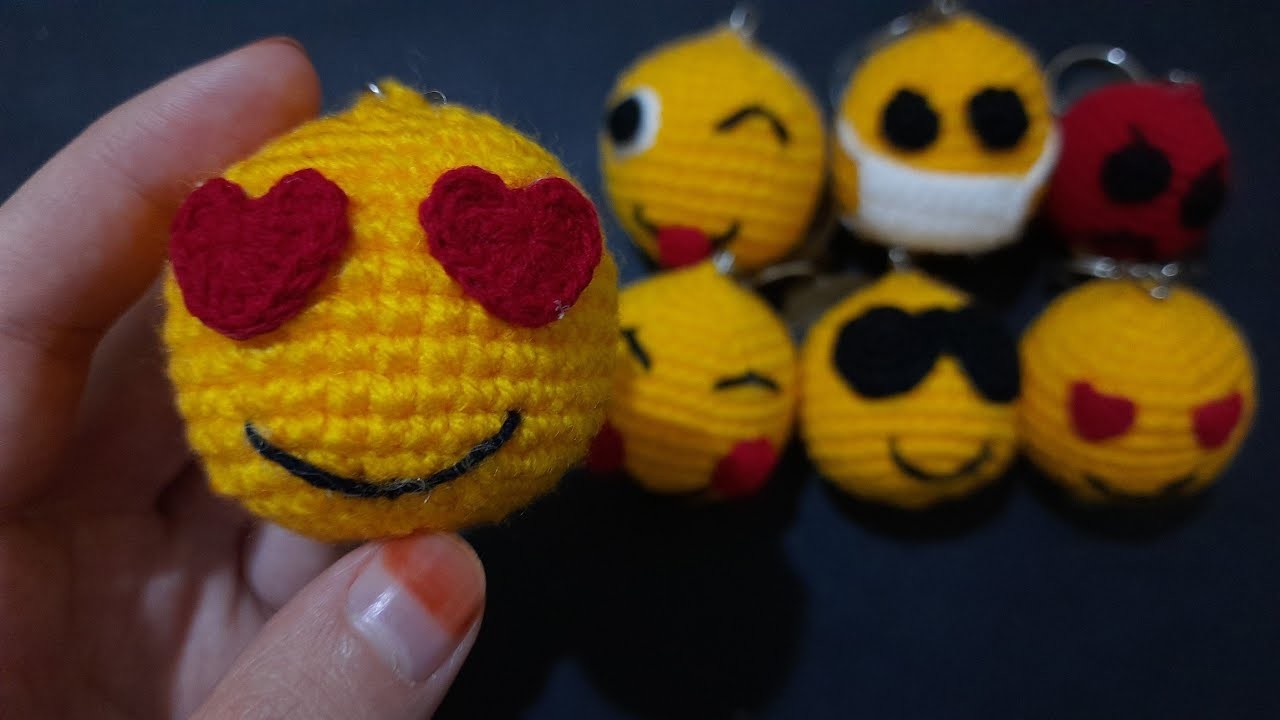 Easy crochet amigurumi emoji keychain. hearted eye emoji keychain.????????