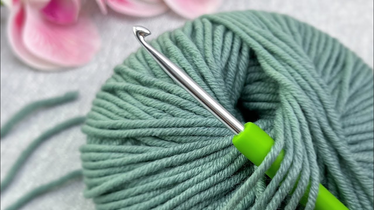 I found a very simple crochet pattern for you. Watch and knit. Knitting.