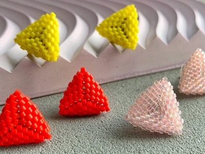 Making beaded triangle earrings. Making peyote stitch
