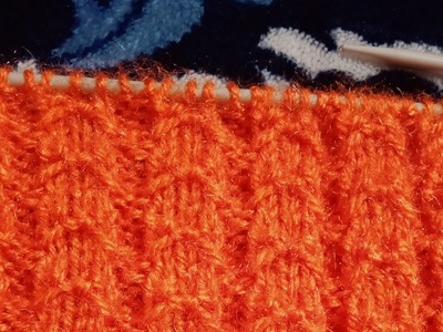 How to knit a single colour sweater with pattern.