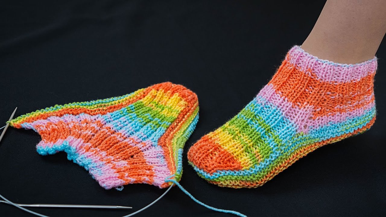 Bright slippers on 2 knitting needles without a seam on the sole - very simple and easy!