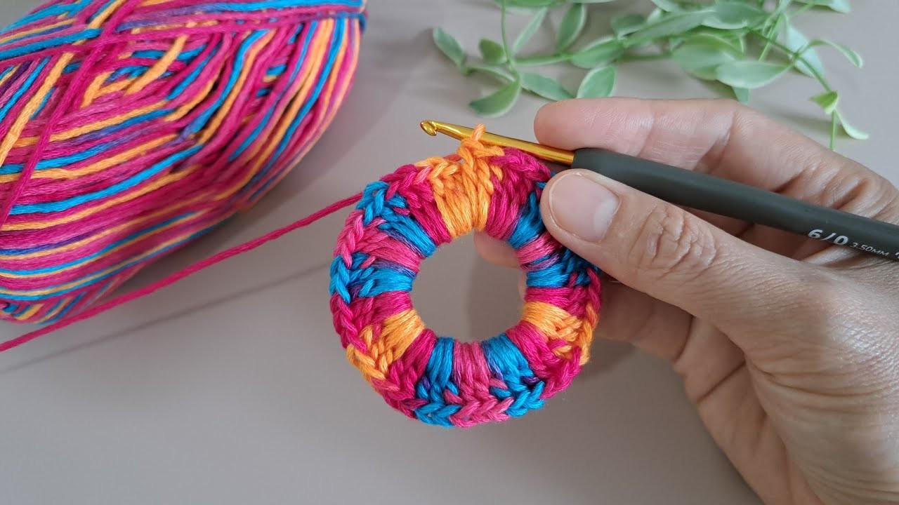 Love! Super easy crochet hair scrunchies. Beginner friendly.