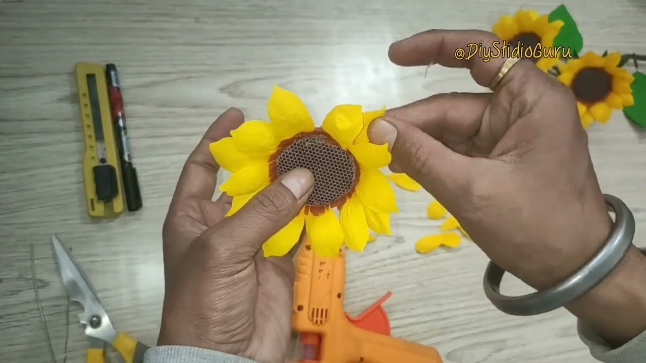 Easy way to make crepe paper sunflower  - Let's make it for you #diy #sunflower #crepepaperflower