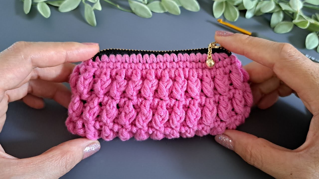 DIY Tutorial - How to crochet mini coin purse with zipper - Step by Step