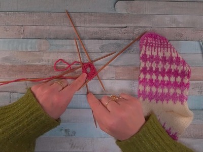 How to knit with 5 needles