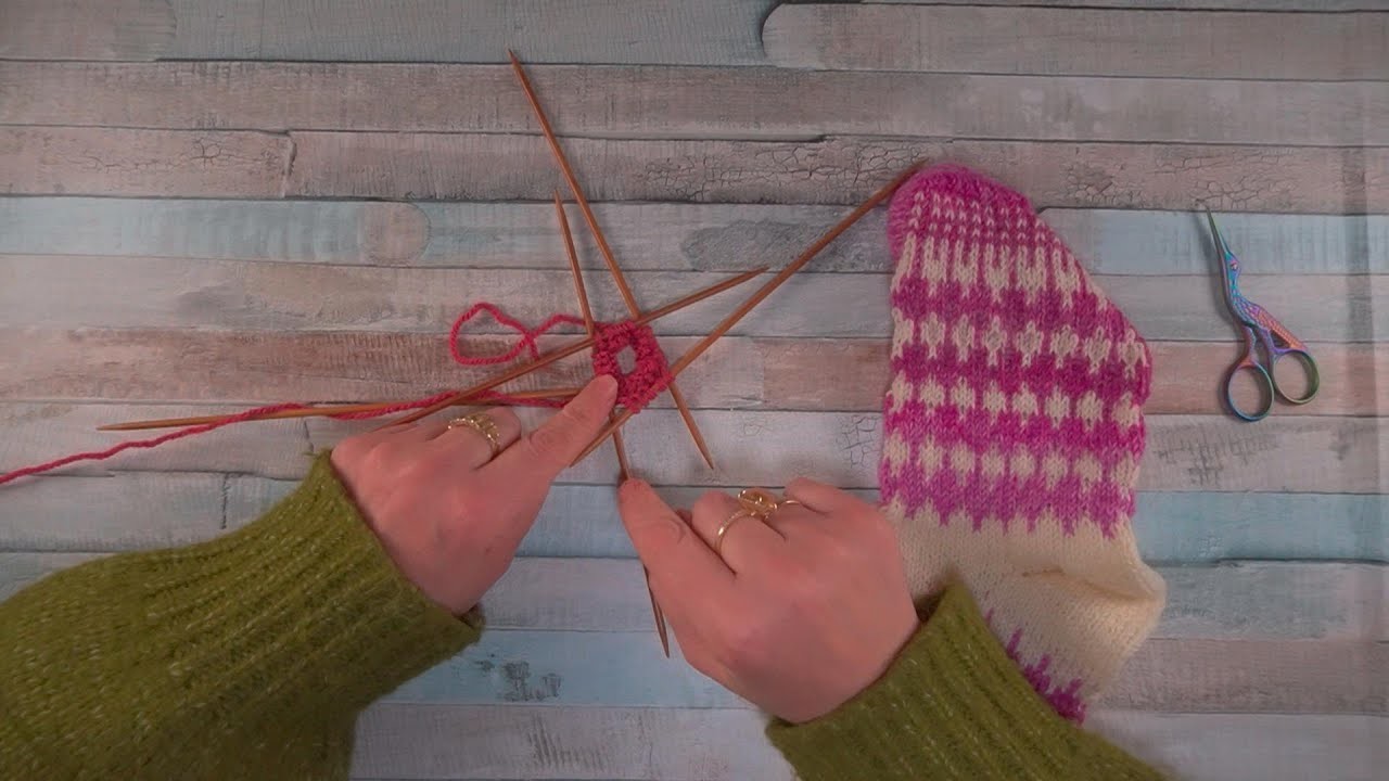 How to knit with 5 needles