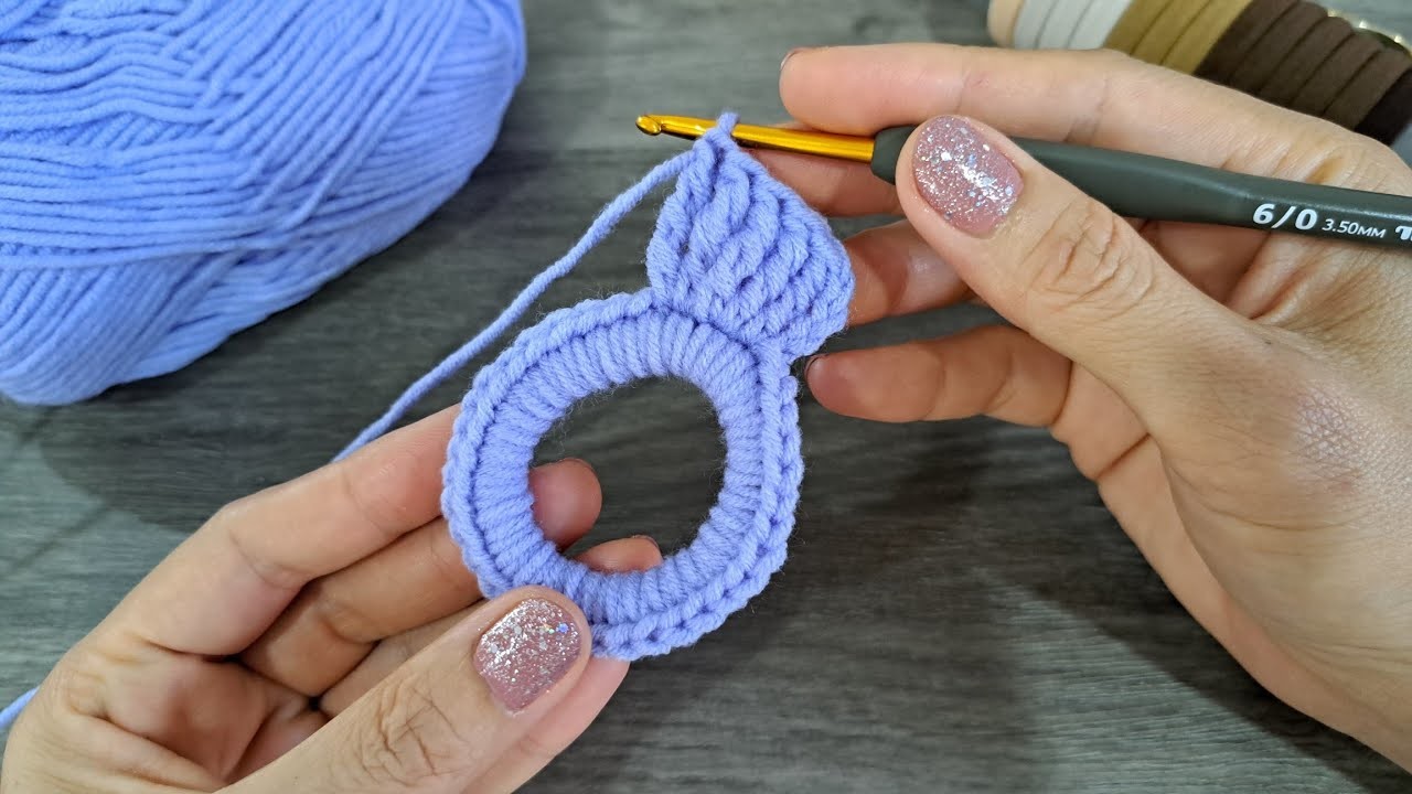 How to crochet hair scrunchies. crochet hair ties.