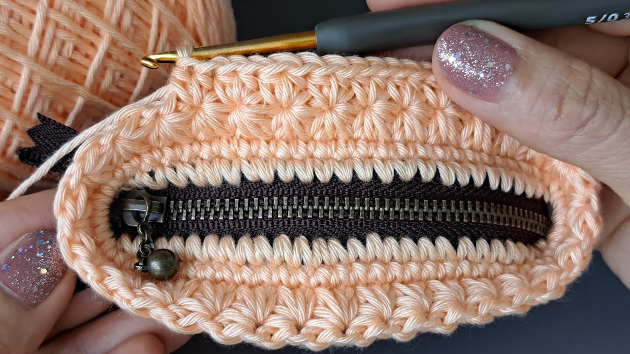 So cute! Crochet zip bag. Star stitch.