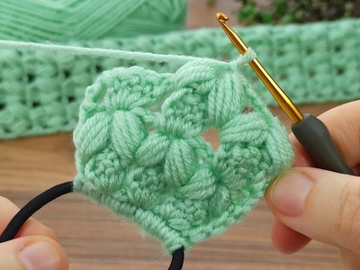 Wow????????a very nice crochet hair band model on a rubber band #crochet #knitting