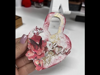 Tutorial on how to make a heart for Valentine's Day mixed media. #valentinesday #giftidea #ooak