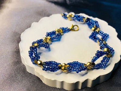 Blue seed beads bracelet tutorial.