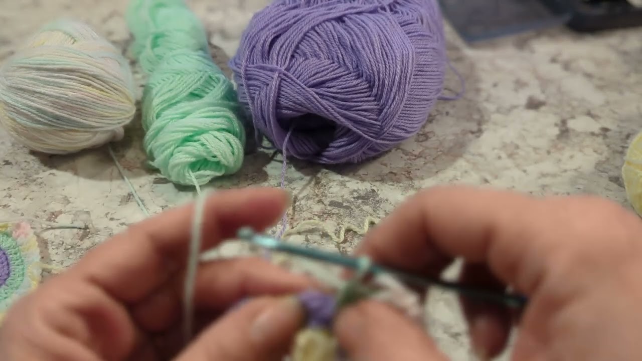 HOW TO CROCHET A SPIRAL GRANNY SQUARE