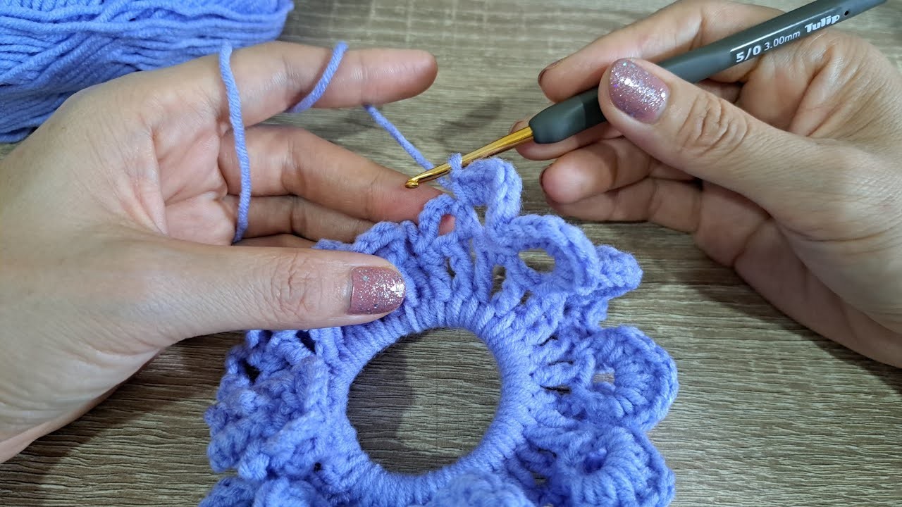 How to crochet hair scrunchies. Crochet hair ties.