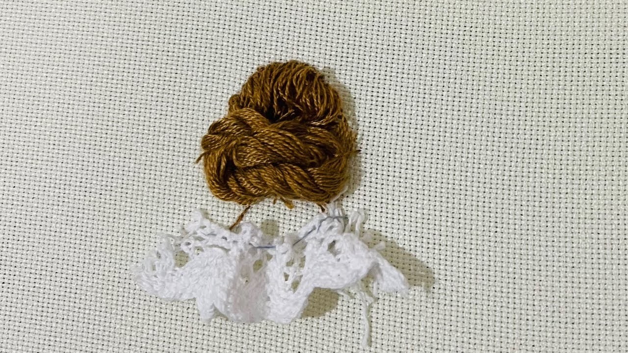 Hair chignon in embroidery