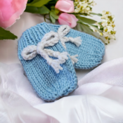 Hand knitted newborn baby gift set comprising of mittens hat and booties