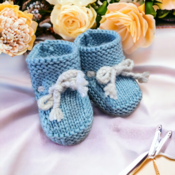 Hand knitted newborn baby gift set comprising of mittens hat and booties