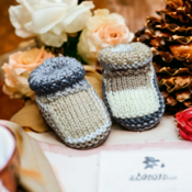Handmade knitted newborn baby gift set comprising of mittens hat and booties