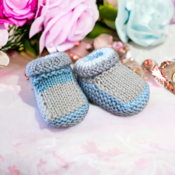 Handmade knitted newborn baby gift set comprising of mittens hat and booties