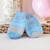 Handmade knitted newborn baby gift set comprising of mittens hat and booties