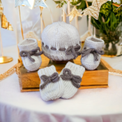 Handmade knitted newborn baby gift set comprising of mittens hat and booties