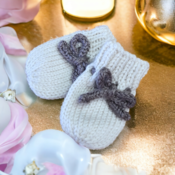 Handmade knitted newborn baby gift set comprising of mittens hat and booties